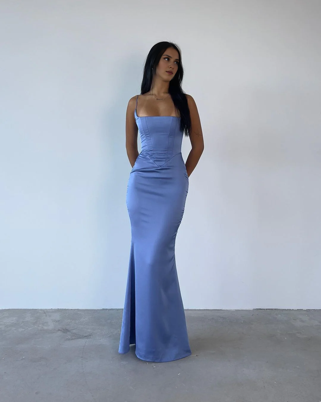 Robe de soirée longue sirène en satin bleu à bretelles spaghetti pour femme
